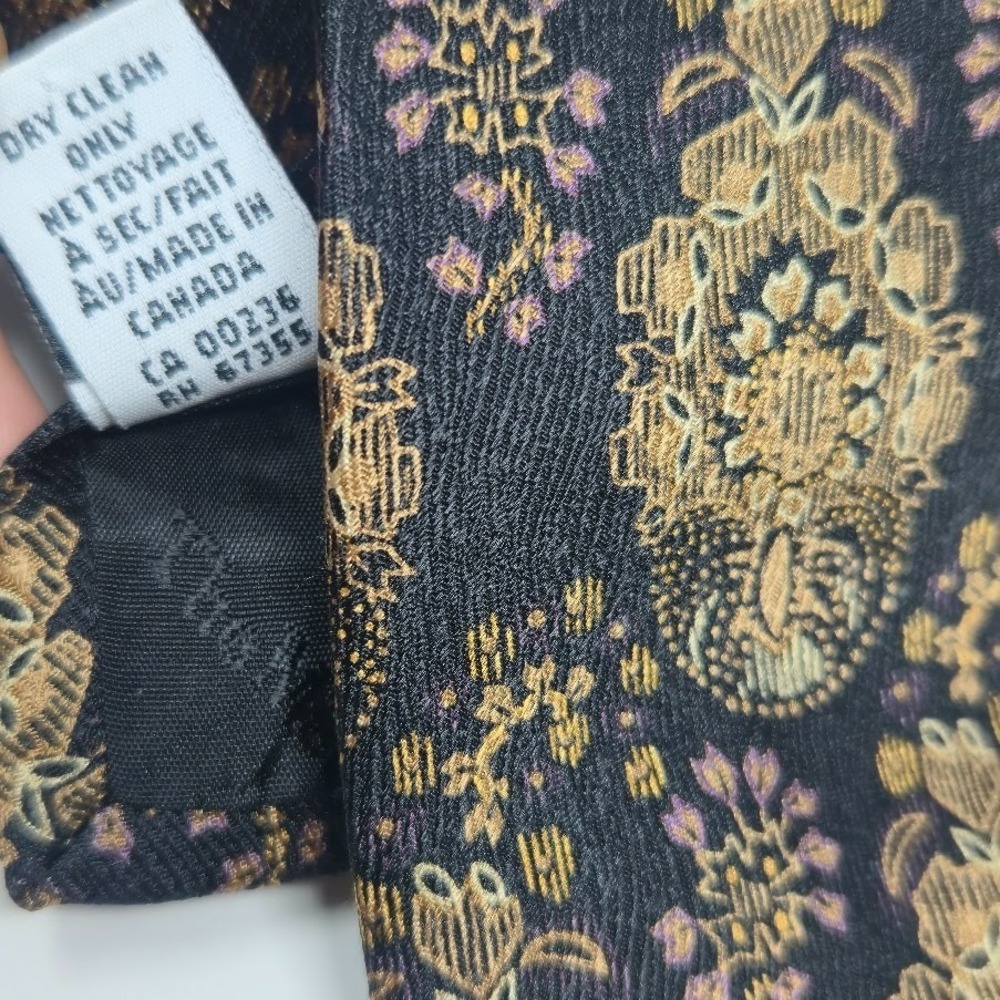 The Metropolitan Museum of Art Black and Gold Tapestry Medallion 100% Silk Tie - Picture 5 of 7